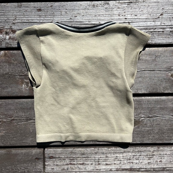 Urban Outfitters Seamless Crop - Picture 2 of 3